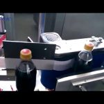 Automatische etiketteermachine voor colaflessen