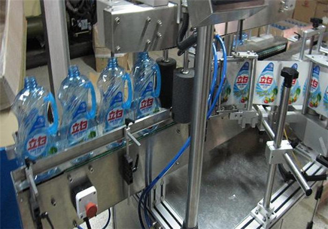 Automatische Tweezijdige Etiketteringsmachine voor de Flessen van de Shampolotion Details
