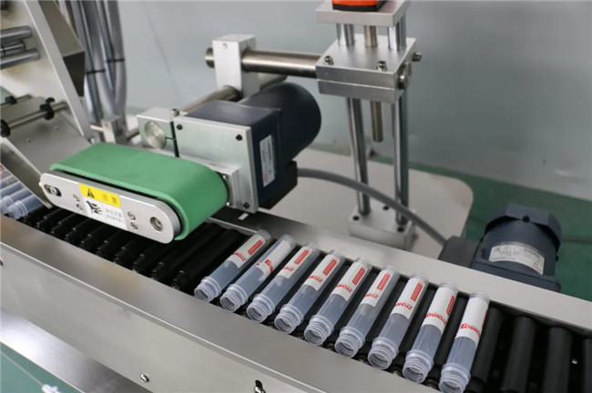 Automatische horizontale wikkel rond spuit zelfklevende sticker etiketteermachine