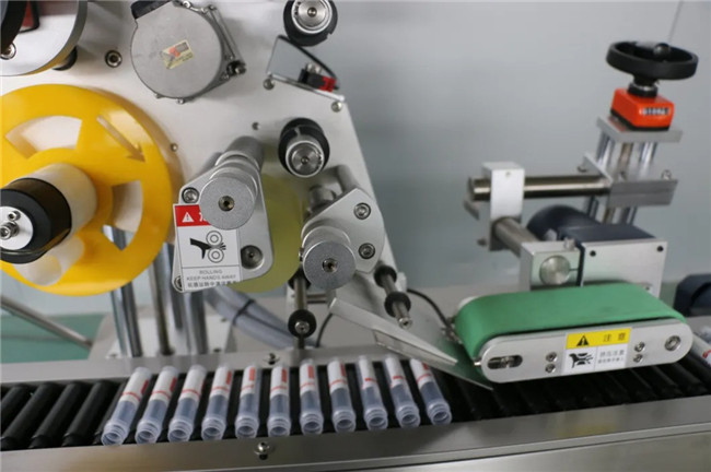 Automatische horizontale wikkel rond spuit zelfklevende sticker etiketteermachine