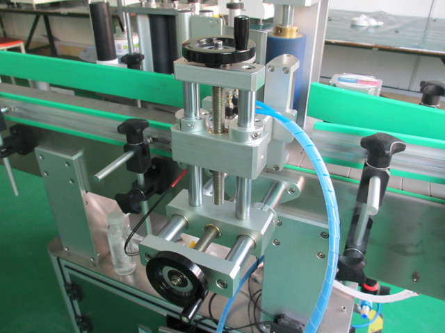 Automatische verticale ronde metalen blikken etiketteerapparatuur Machinedetails